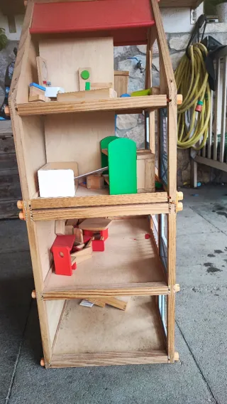 Casa de muñecas de madera