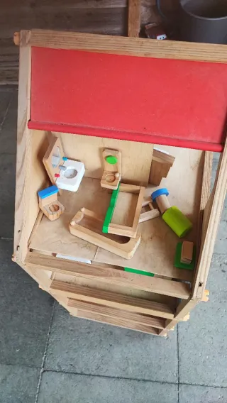 Casa de muñecas de madera