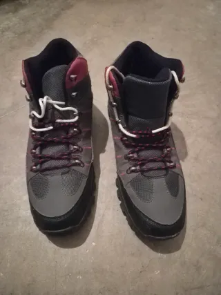 Botas de trekking grises y rosas