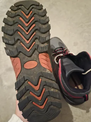 Botas de trekking grises y rosas