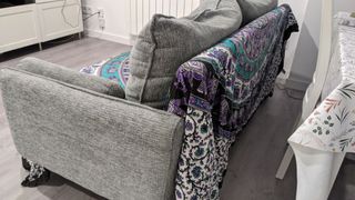 Sofá 2-3 plazas gris tela casi nuevo