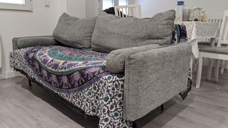 Sofá 2-3 plazas gris tela casi nuevo