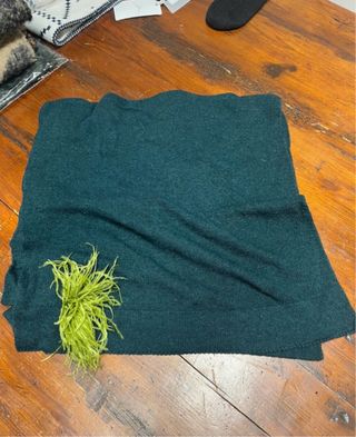 Sciarpa verde con piume