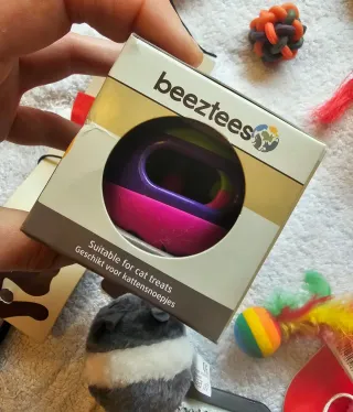 Spettacolare lotto di giocattoli e articoli per l'igiene per gatti