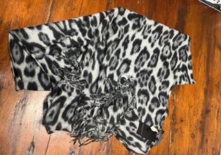 Sciarpa NOHAN leopardata grigio nero