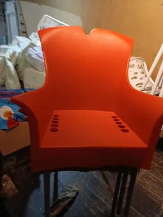 Sillas nuevas apilables blancas y naranjas