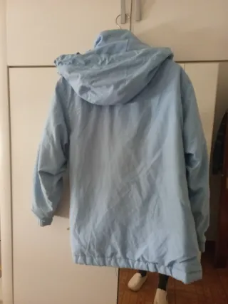 Cazadora azul con capucha