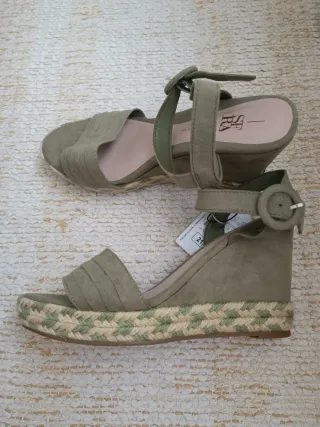 Sandalias cuña con plataforma NUEVAS CON ETIQUETA