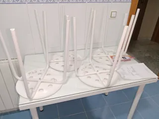 Mesa de cocina con 4 taburetes