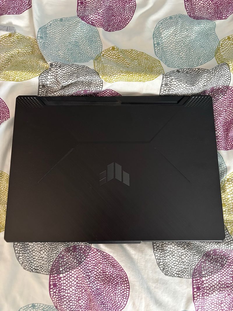 Portátil Asus TUF Gaming F15 FX506HC con cargador.