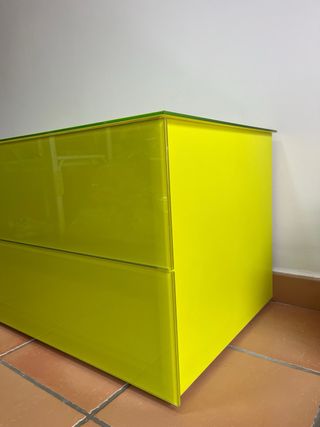 Cómoda verde y transparente