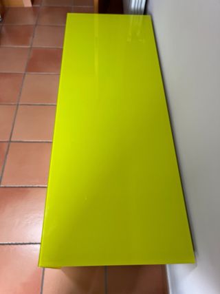 Cómoda verde y transparente