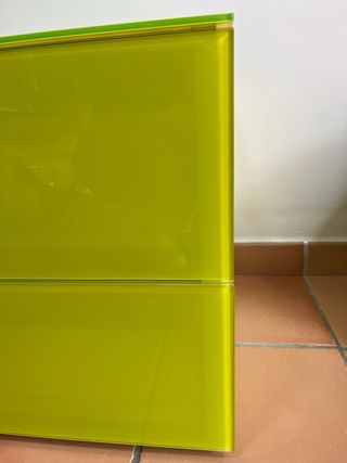 Cómoda verde y transparente