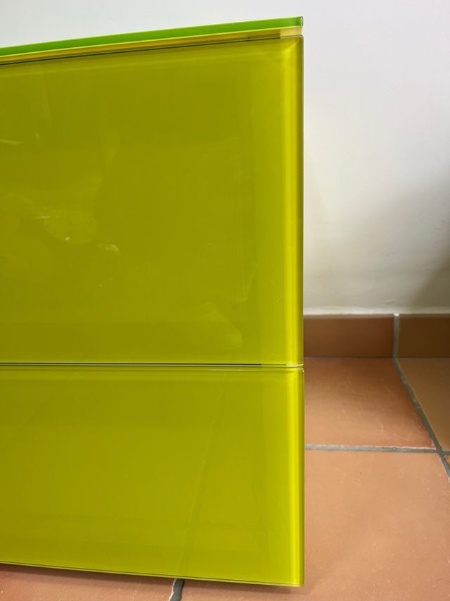 Cómoda verde y transparente