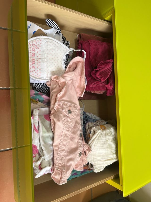 Cómoda verde y transparente