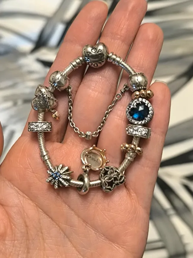 Pulsera Pandora Corazones y Dijes