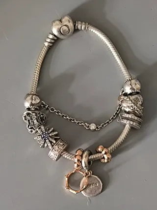 Pulsera Pandora Corazones y Dijes