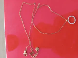 Collar dorado con círculo brillante.