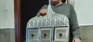 Adorno metálico plateado con cajones