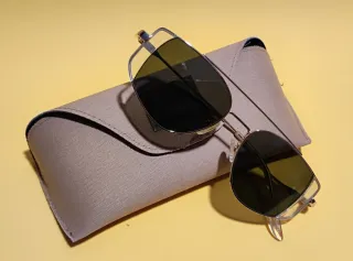 Gafas de sol negras y doradas