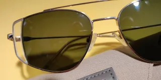 Gafas de sol negras y doradas