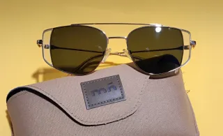 Gafas de sol negras y doradas