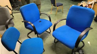 Silla de oficina gris y negra