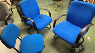 Silla de oficina gris y negra