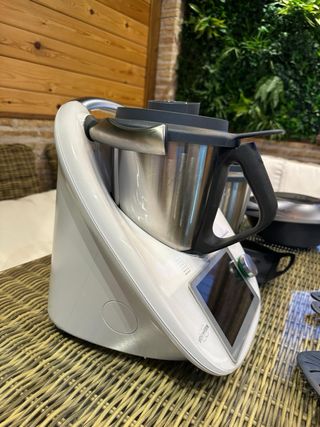 Thermomix TM6 con 2 vasos y accesorios