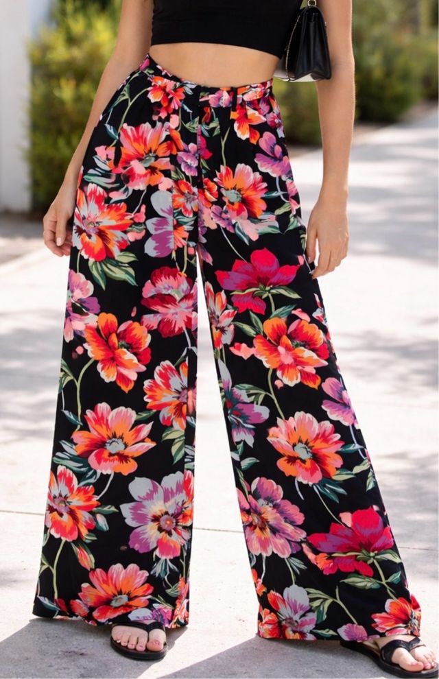 Stradivarius pantalón flores ancho Talla S