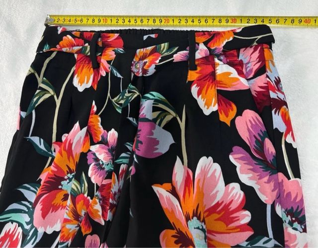 Stradivarius pantalón flores ancho Talla S