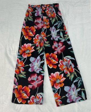 Stradivarius pantalón flores ancho Talla S