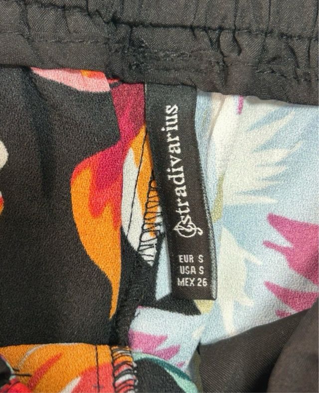 Stradivarius pantalón flores ancho Talla S