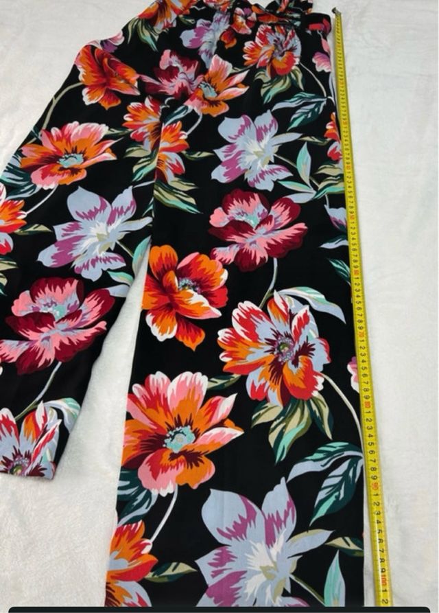 Stradivarius pantalón flores ancho Talla S