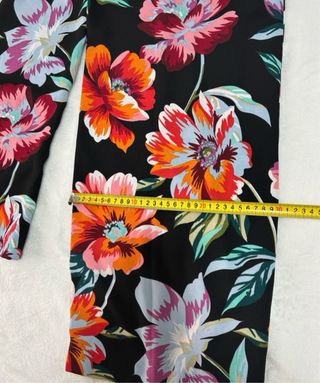 Stradivarius pantalón flores ancho Talla S