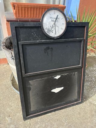 Cartel pizarra antiguo con reloj publicidad antigu