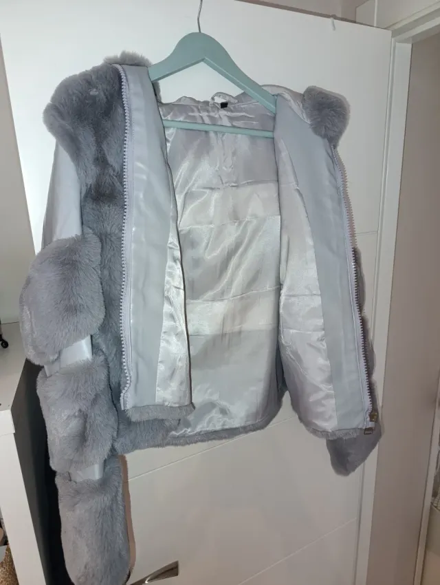 Abrigo de pelo gris con capucha