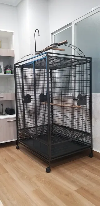 Jaula grande para loros.