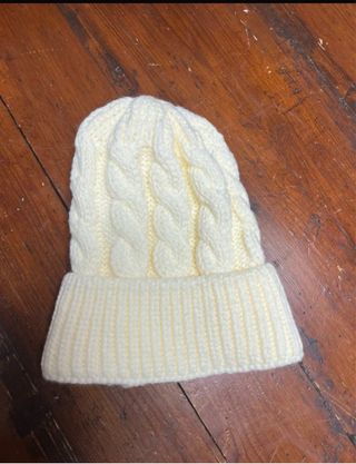Cappello bianco in lana lavorato a trecce