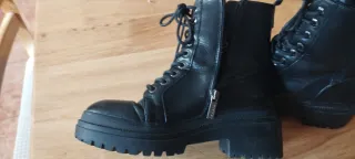Botas militares negras con cordones