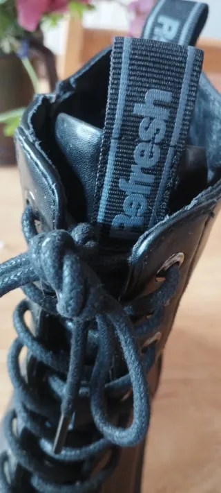 Botas militares negras con cordones