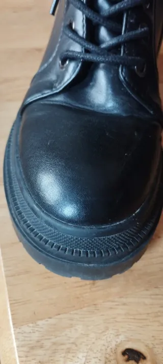 Botas militares negras con cordones