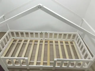 Cama infantil blanca tipo casita