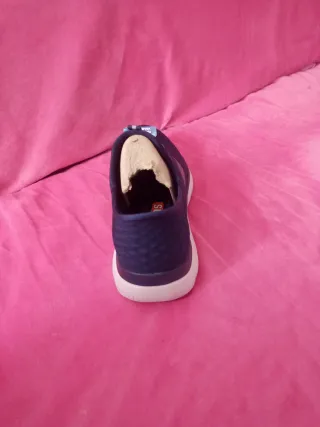 Zapatillas Skechers Talla 41 pie derecho.