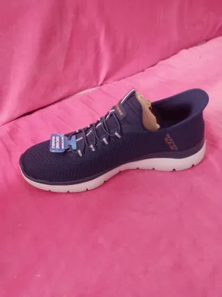 Zapatillas Skechers Talla 41 pie derecho.