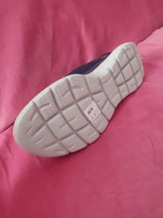 Zapatillas Skechers Talla 41 pie derecho.