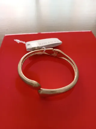 Pulsera Parfois adaptable dorada con etiqueta