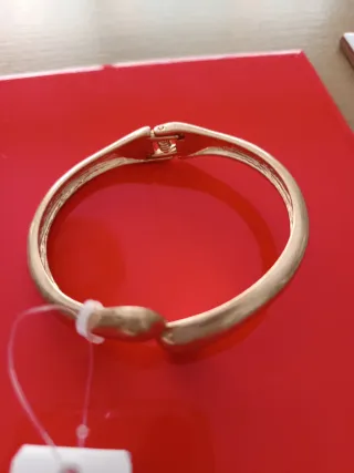 Pulsera Parfois adaptable dorada con etiqueta