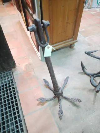 Ancla antigua de hierro