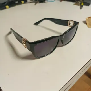 Gafas de sol Guess mujer negras y doradas.